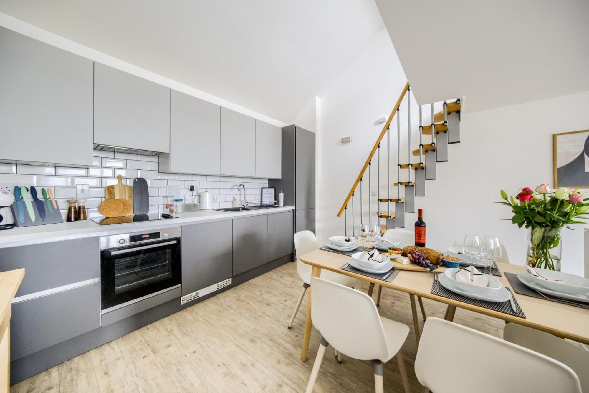 Coventry Large 4-Bed Townhouse By Empower Homes Exterior photo