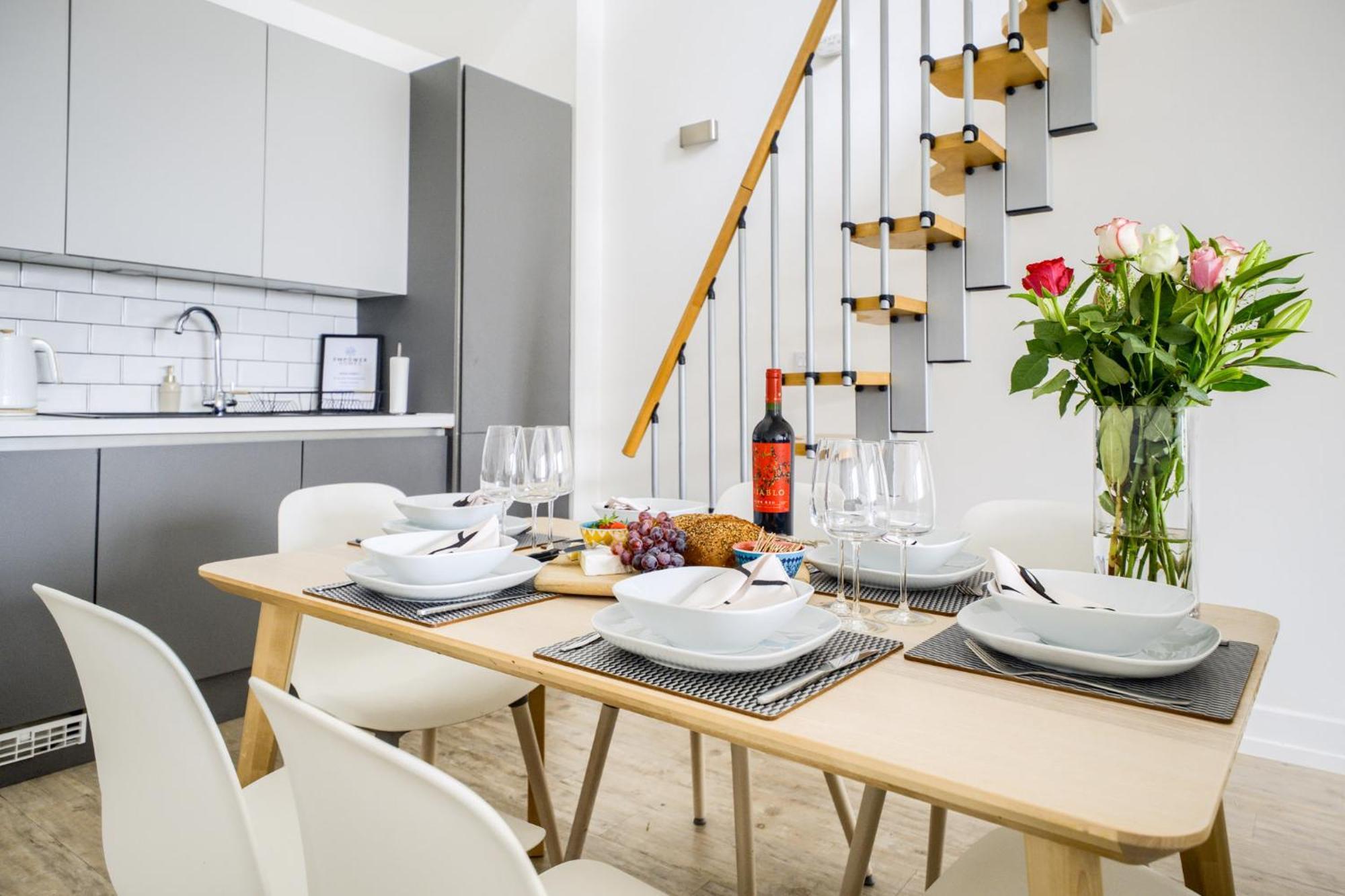 Coventry Large 4-Bed Townhouse By Empower Homes Exterior photo