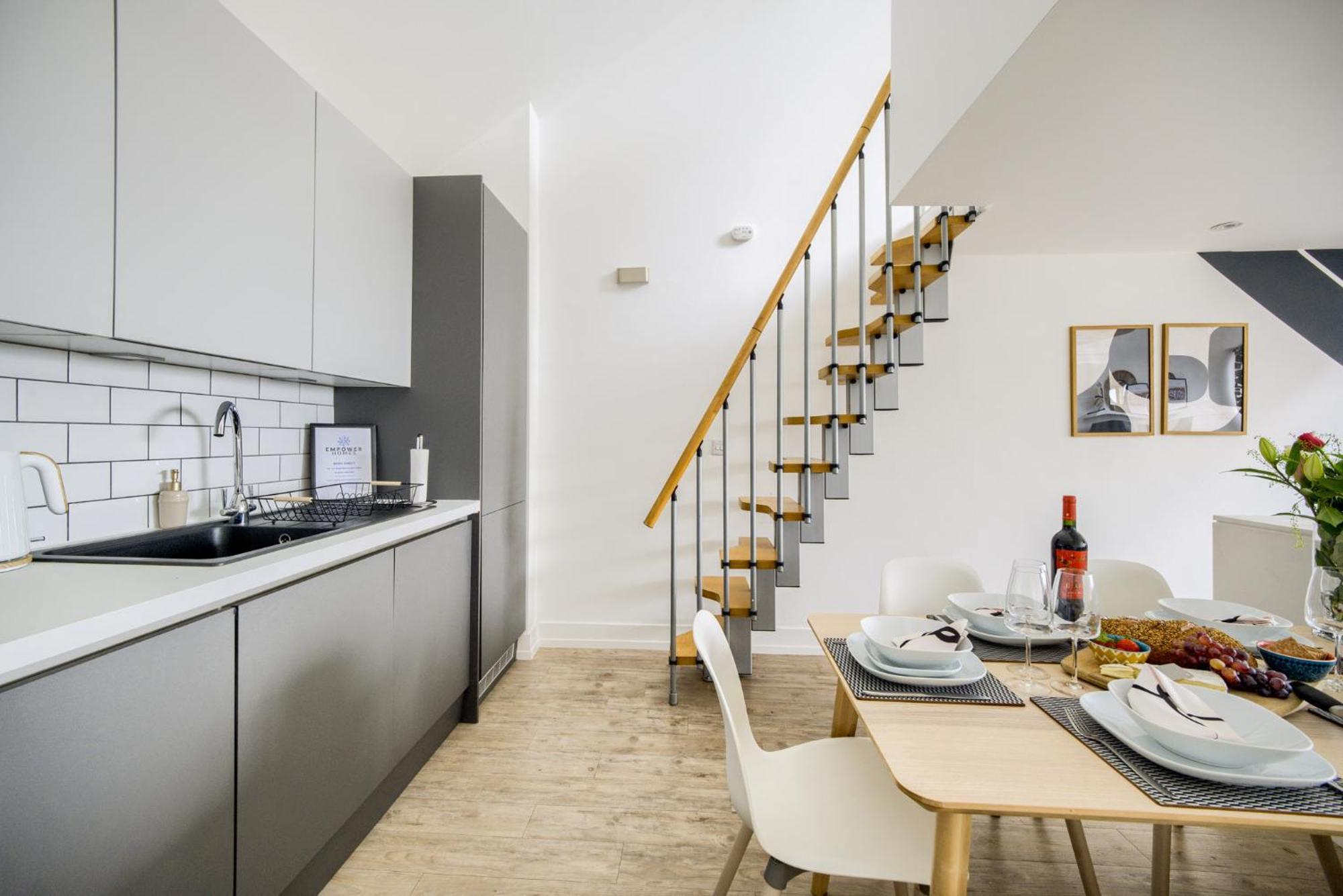 Coventry Large 4-Bed Townhouse By Empower Homes Exterior photo